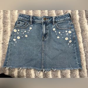 Denim mini skirt with embroidered flowers